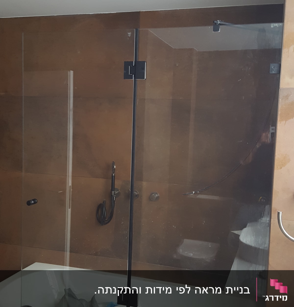 דלת זכוכית למקלחת עם מסגרת מתכת שחורה